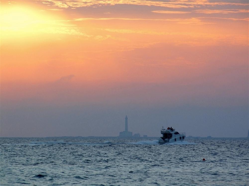 Baia Verde frazione di Gallipoli (Lecce) - Tramonto con Isola di Sant'Andrea e barca